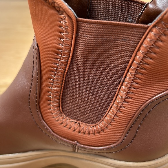 HM rust brown wedge boot.  Never worn size 5 - Picture 4 of 4